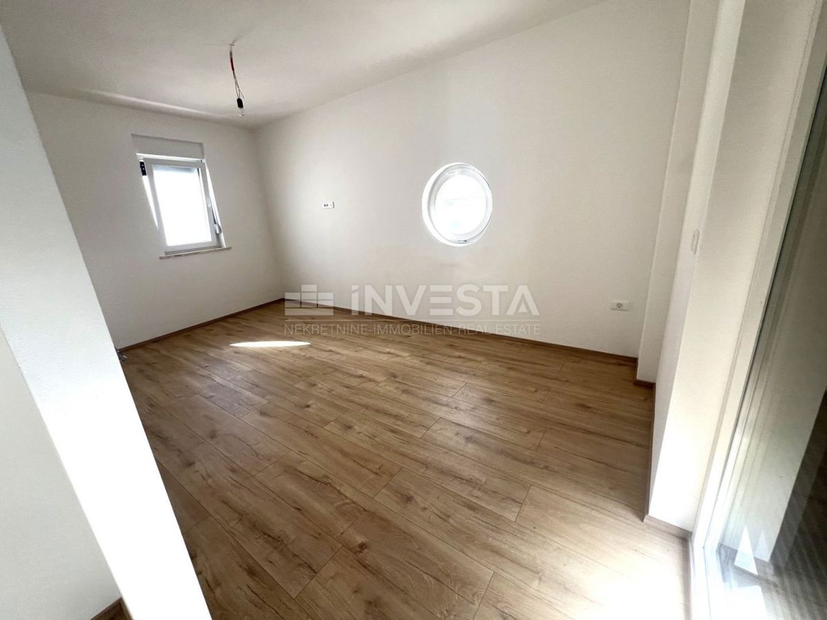 Ližnjan, Hiša z bazenom