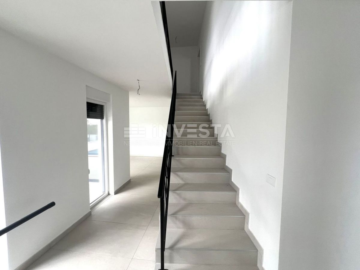 Ližnjan, Hiša z bazenom