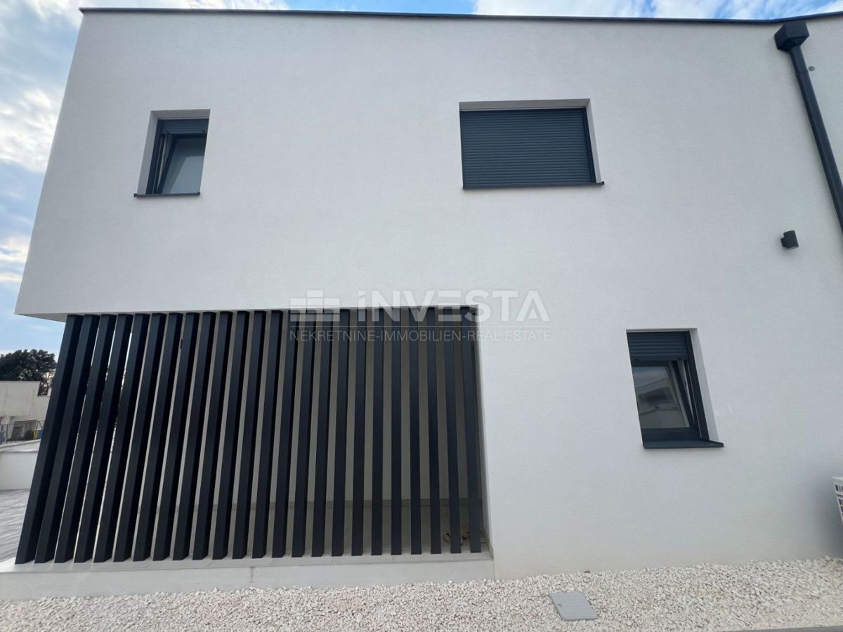 Ližnjan, Hiša z bazenom