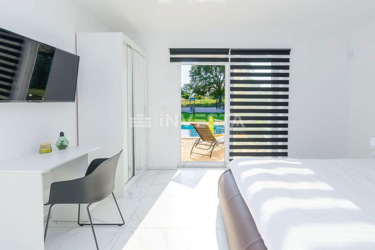 Moderna vila s bazenom