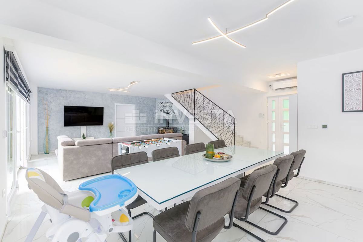 Moderna vila s bazenom