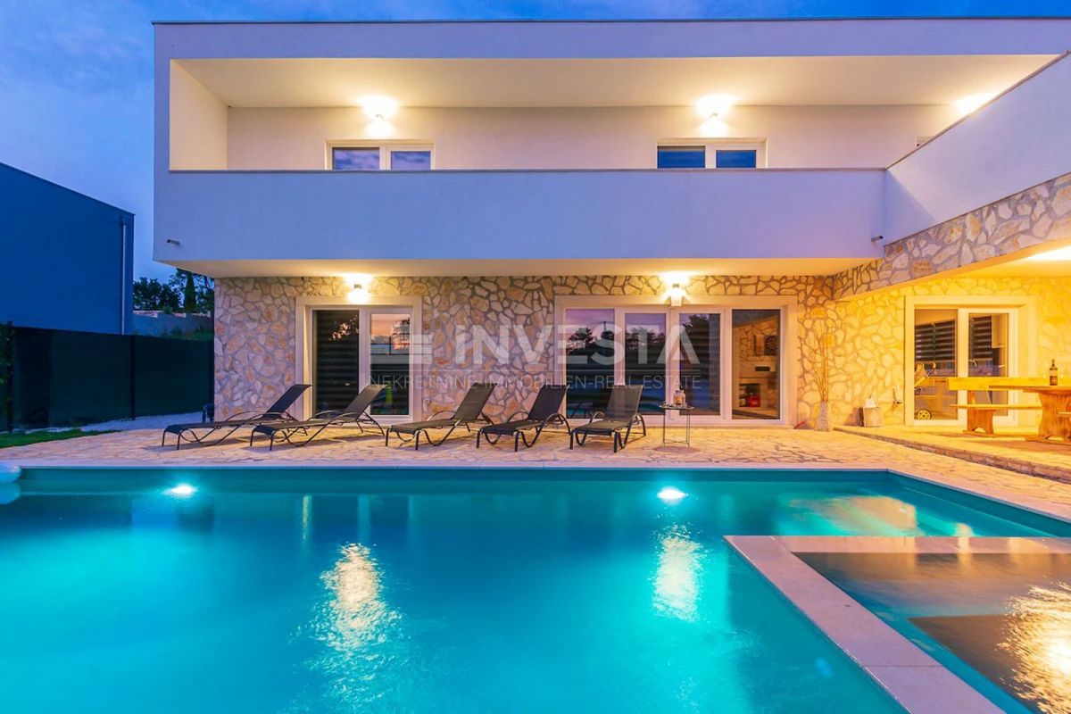 Moderna vila s bazenom