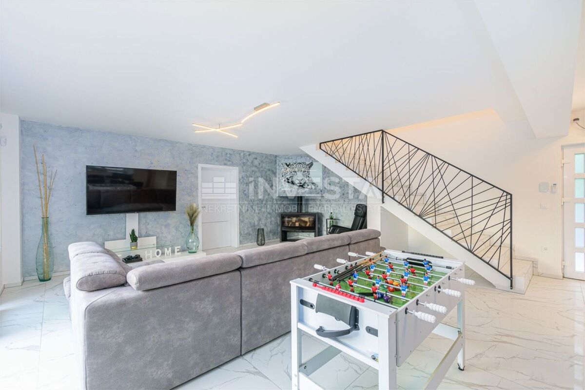 Moderna vila s bazenom