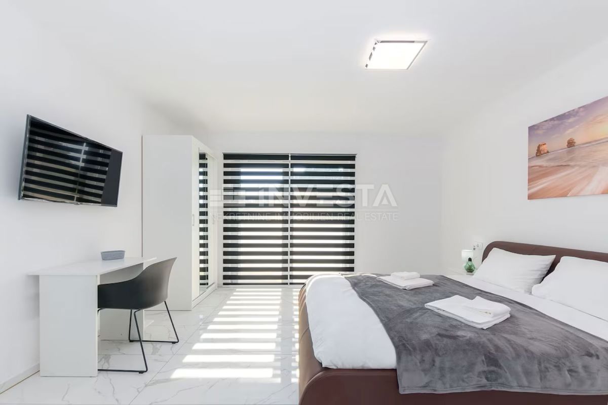 Moderna vila s bazenom