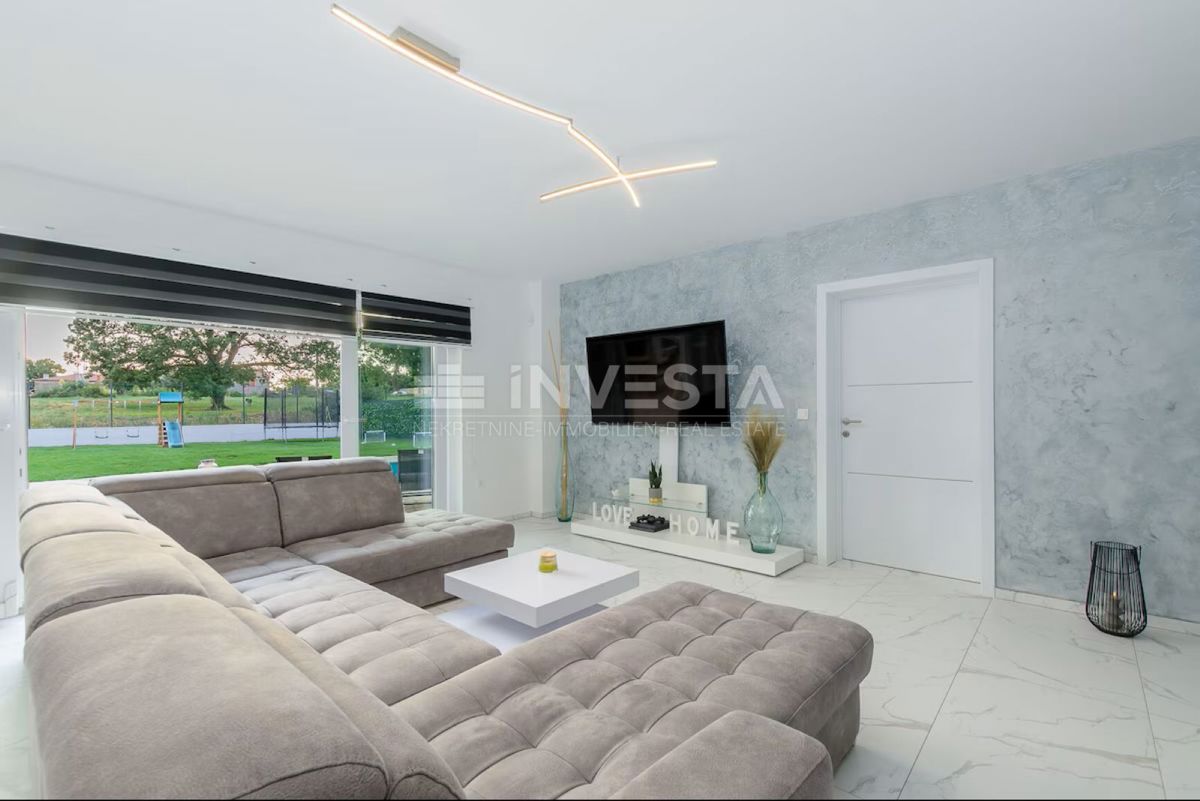 Moderna vila s bazenom