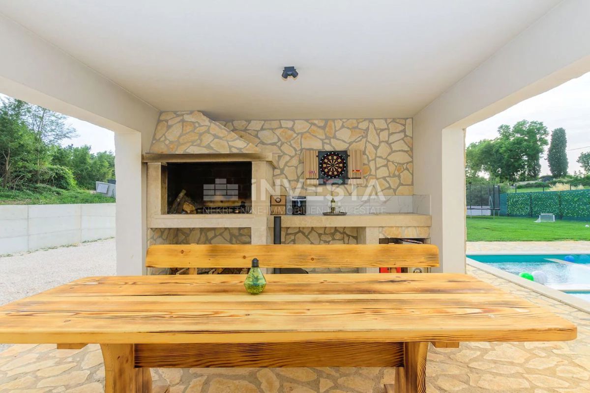 Moderna vila s bazenom