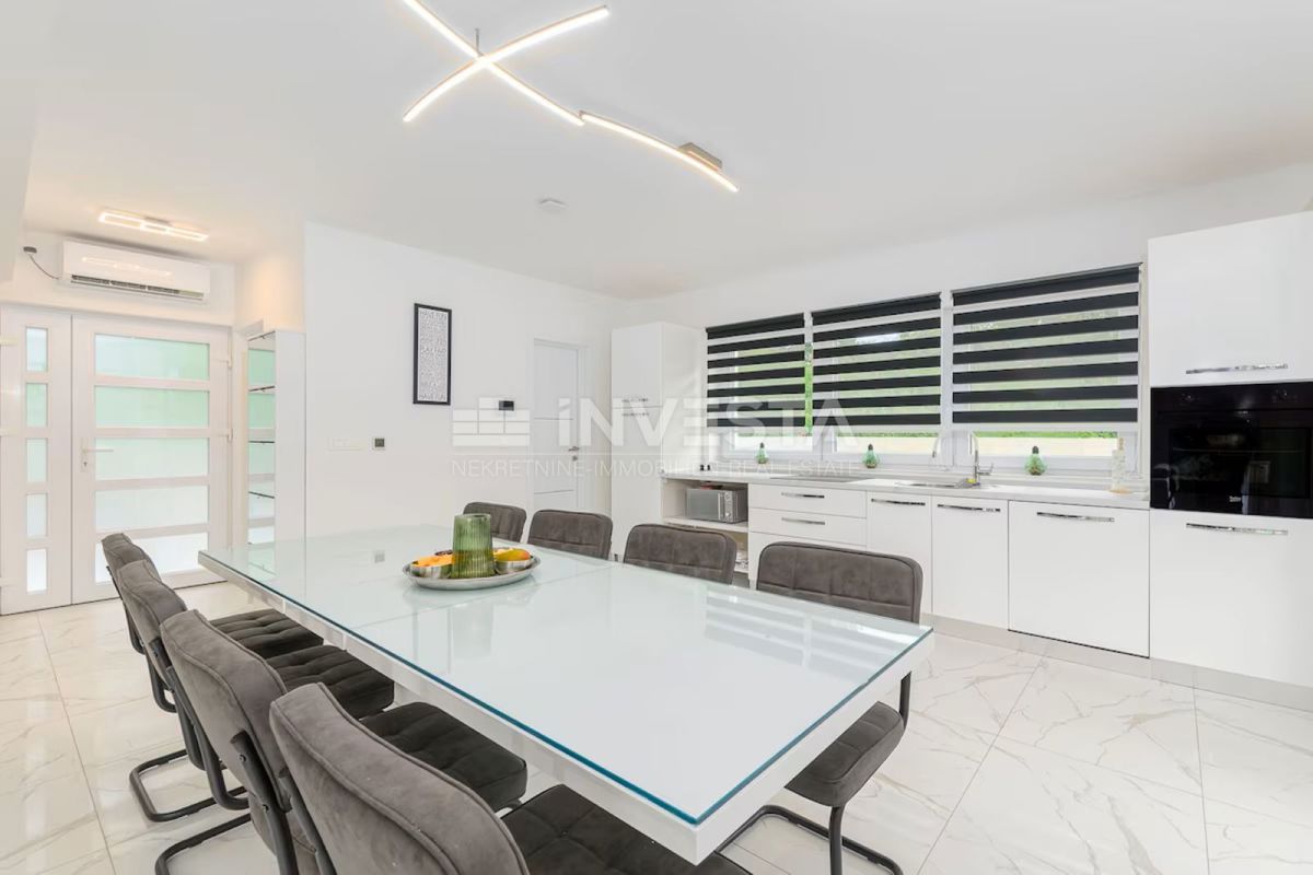 Moderna vila s bazenom