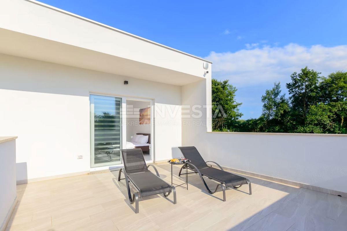 Moderna vila s bazenom