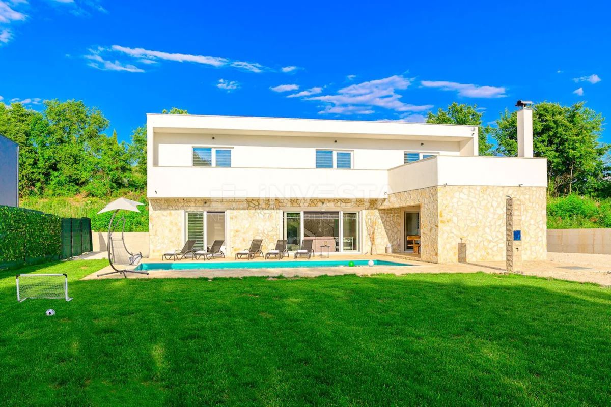 Moderna vila s bazenom