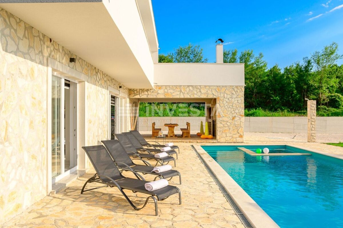 Moderna vila s bazenom