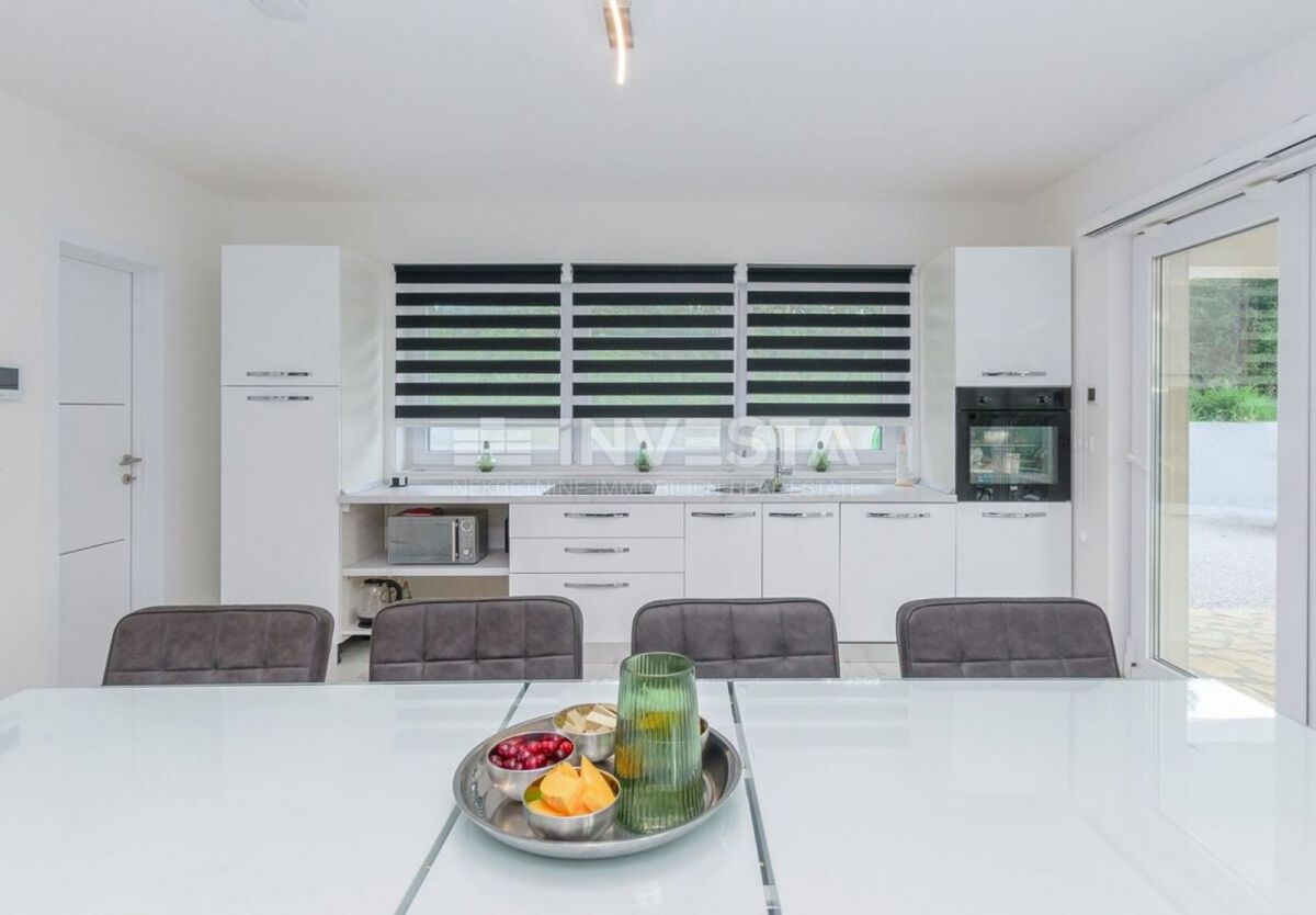 Moderna vila s bazenom