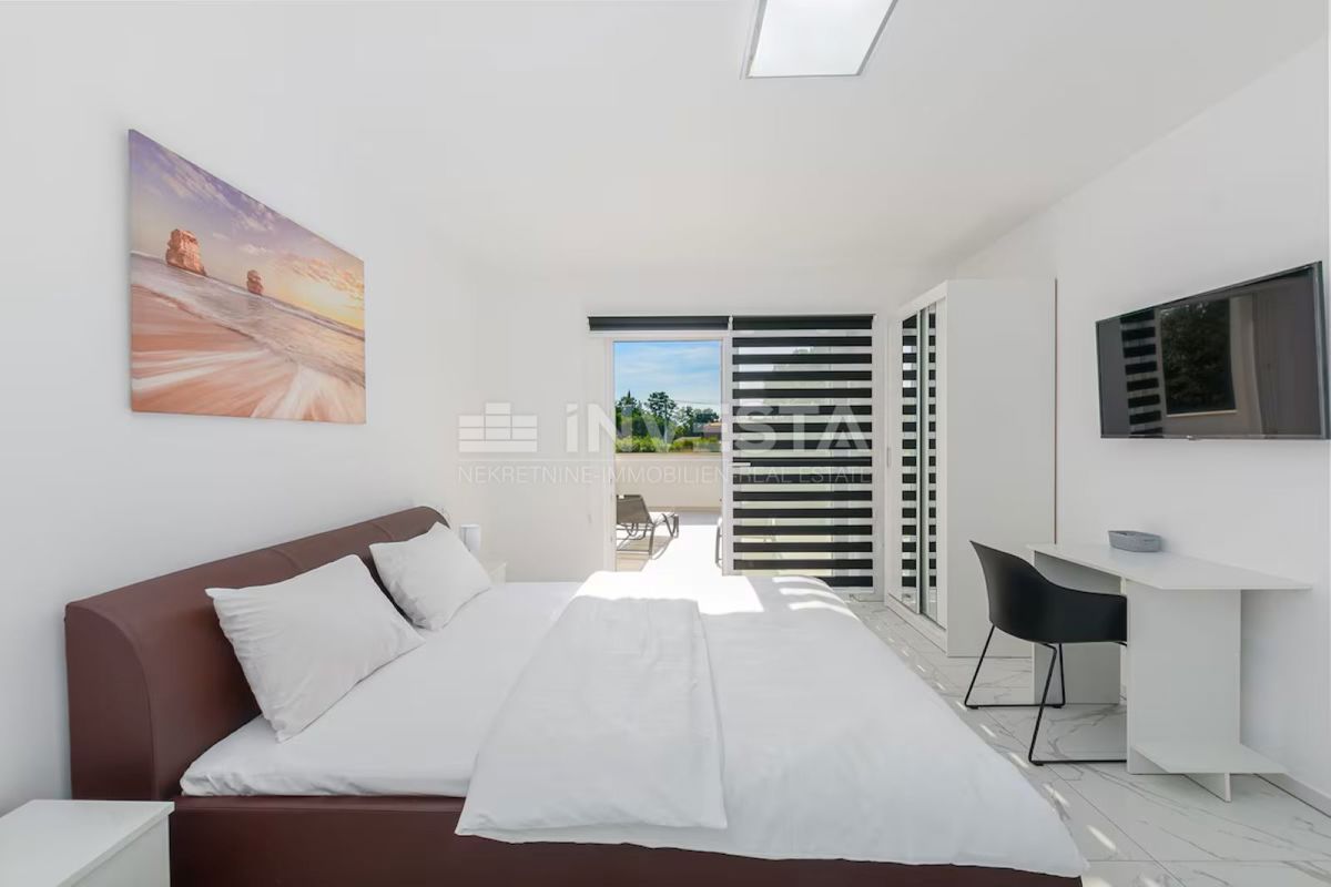 Moderna vila s bazenom