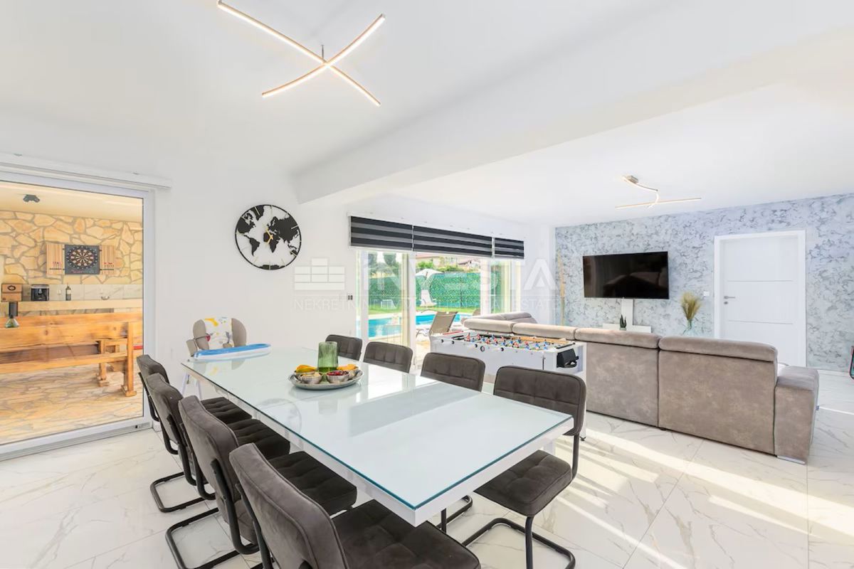 Moderna vila s bazenom