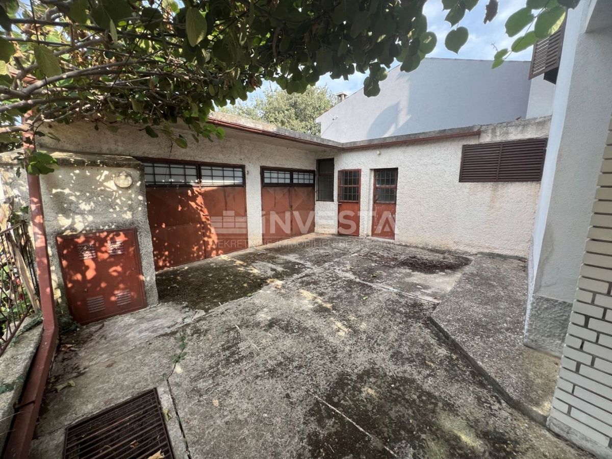 Vodnjan, Galižana, Opremljena družinska hiša z dvema garažama blizu centra