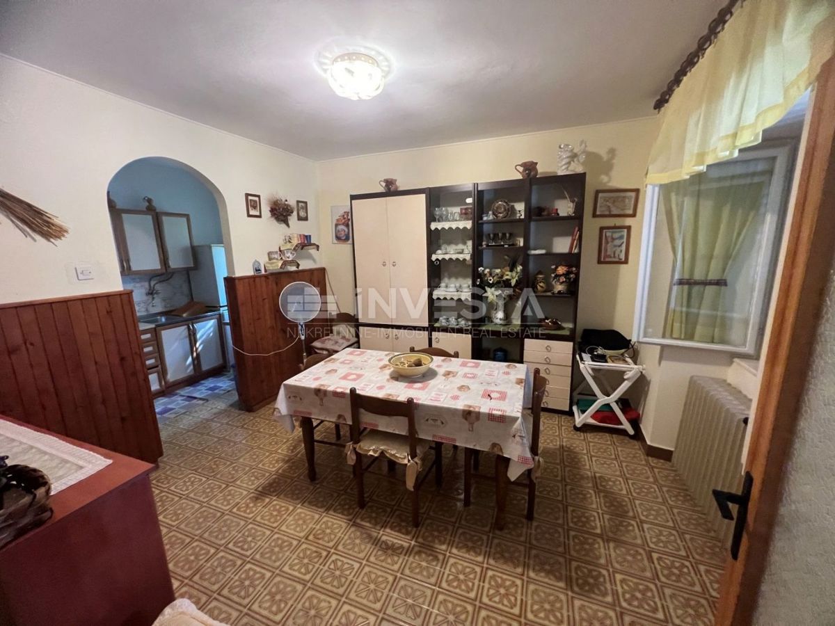 Vodnjan, Galižana, Opremljena družinska hiša z dvema garažama blizu centra