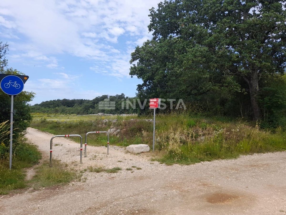 Rovinj, kmetijsko zemljišče 21.206 m² z registriranim skladiščem 14 m²