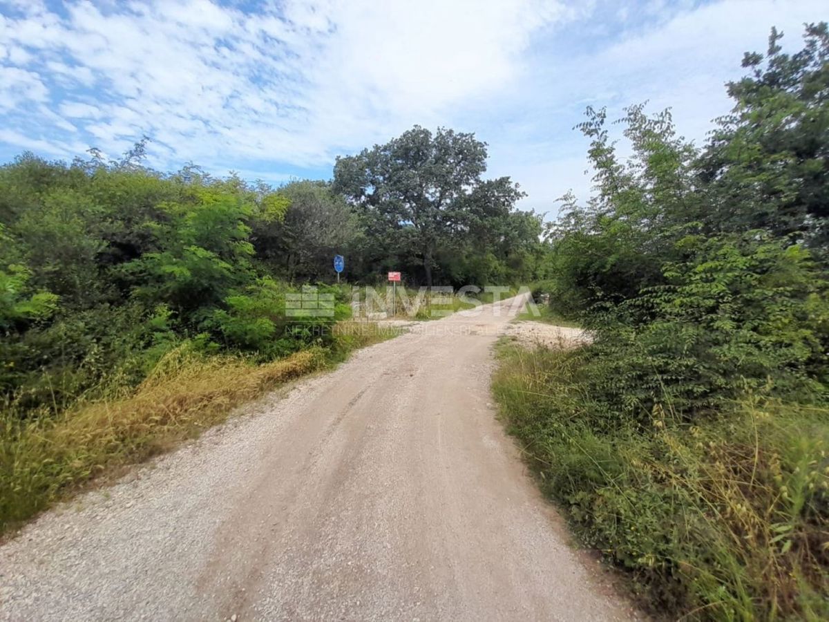 Rovinj, kmetijsko zemljišče 21.206 m² z registriranim skladiščem 14 m²