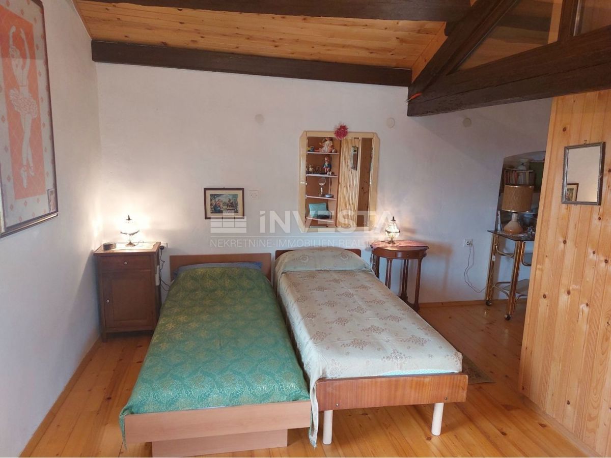 Okolica Poreča, avtohtona kamnita hiša s prostornim vrtom