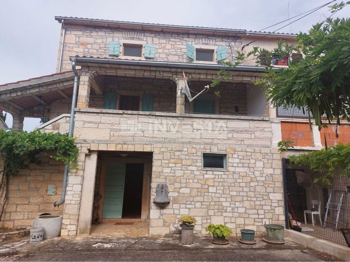 Okolica Poreča, avtohtona kamnita hiša s prostornim vrtom