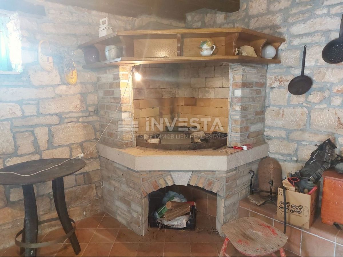 Okolica Poreča, avtohtona kamnita hiša s prostornim vrtom