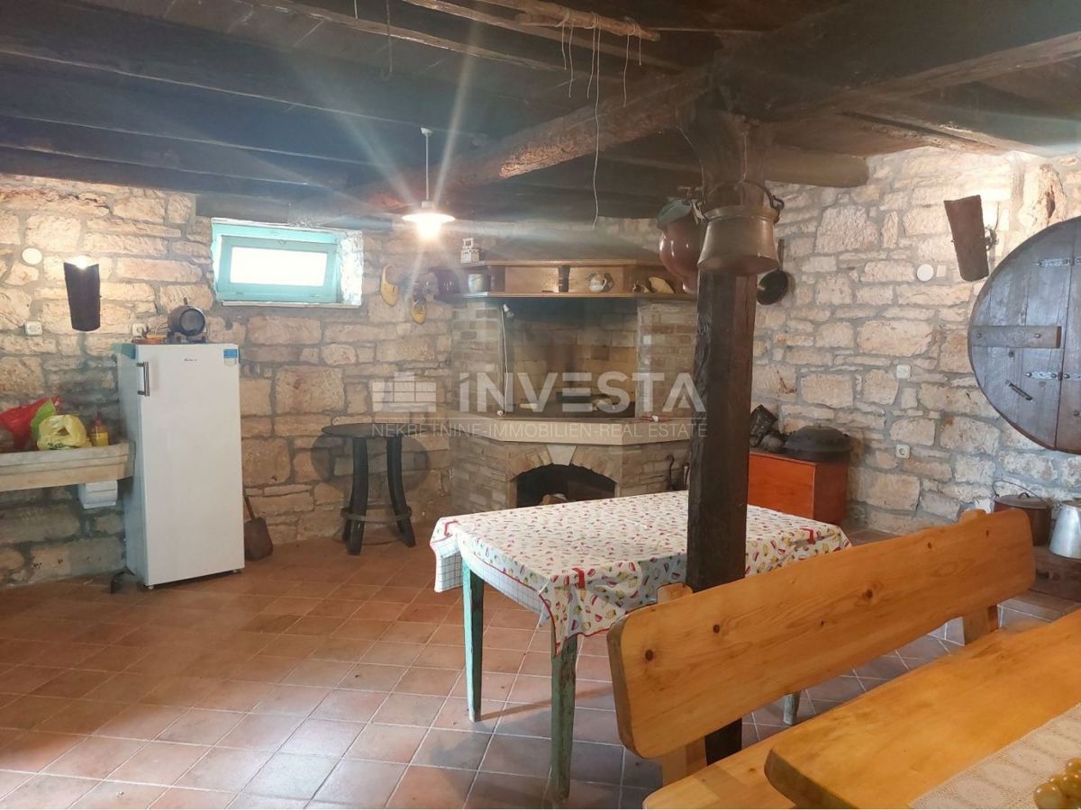 Okolica Poreča, avtohtona kamnita hiša s prostornim vrtom