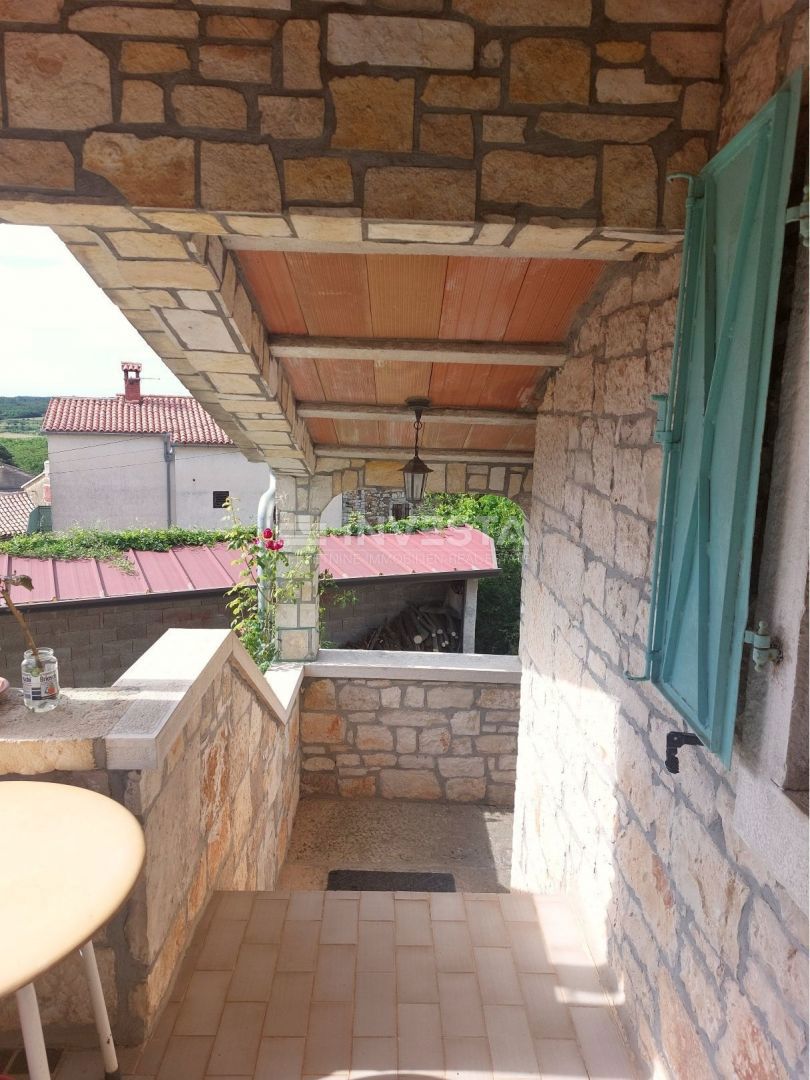 Okolica Poreča, avtohtona kamnita hiša s prostornim vrtom