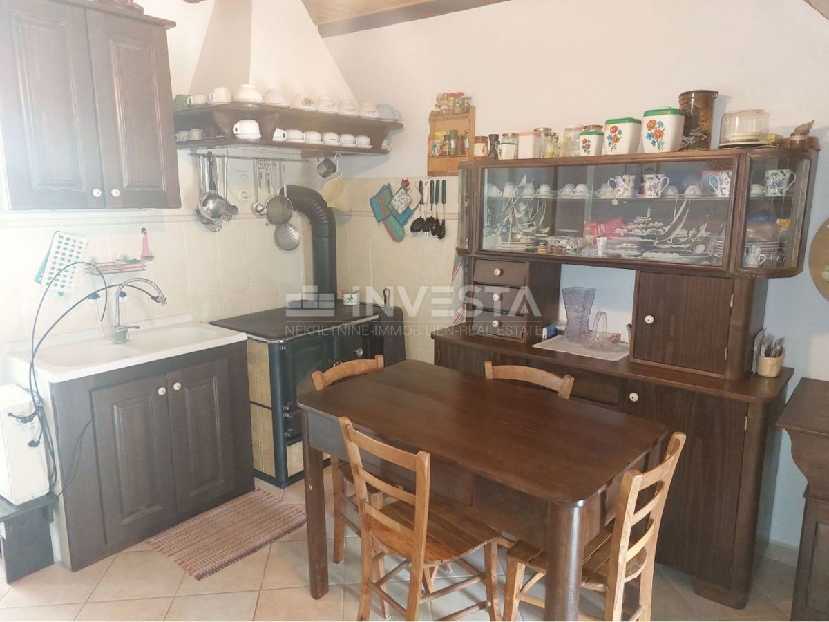 Okolica Poreča, avtohtona kamnita hiša s prostornim vrtom