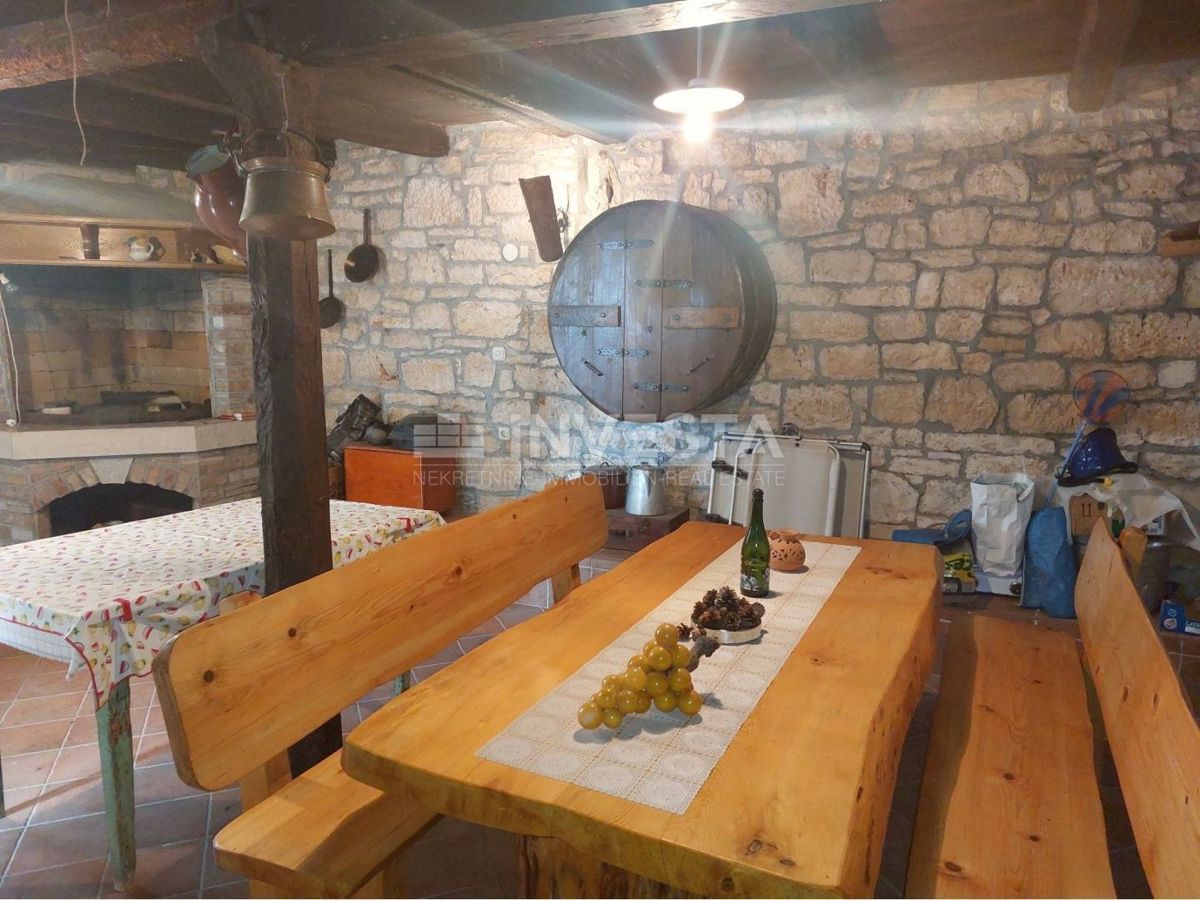 Okolica Poreča, avtohtona kamnita hiša s prostornim vrtom