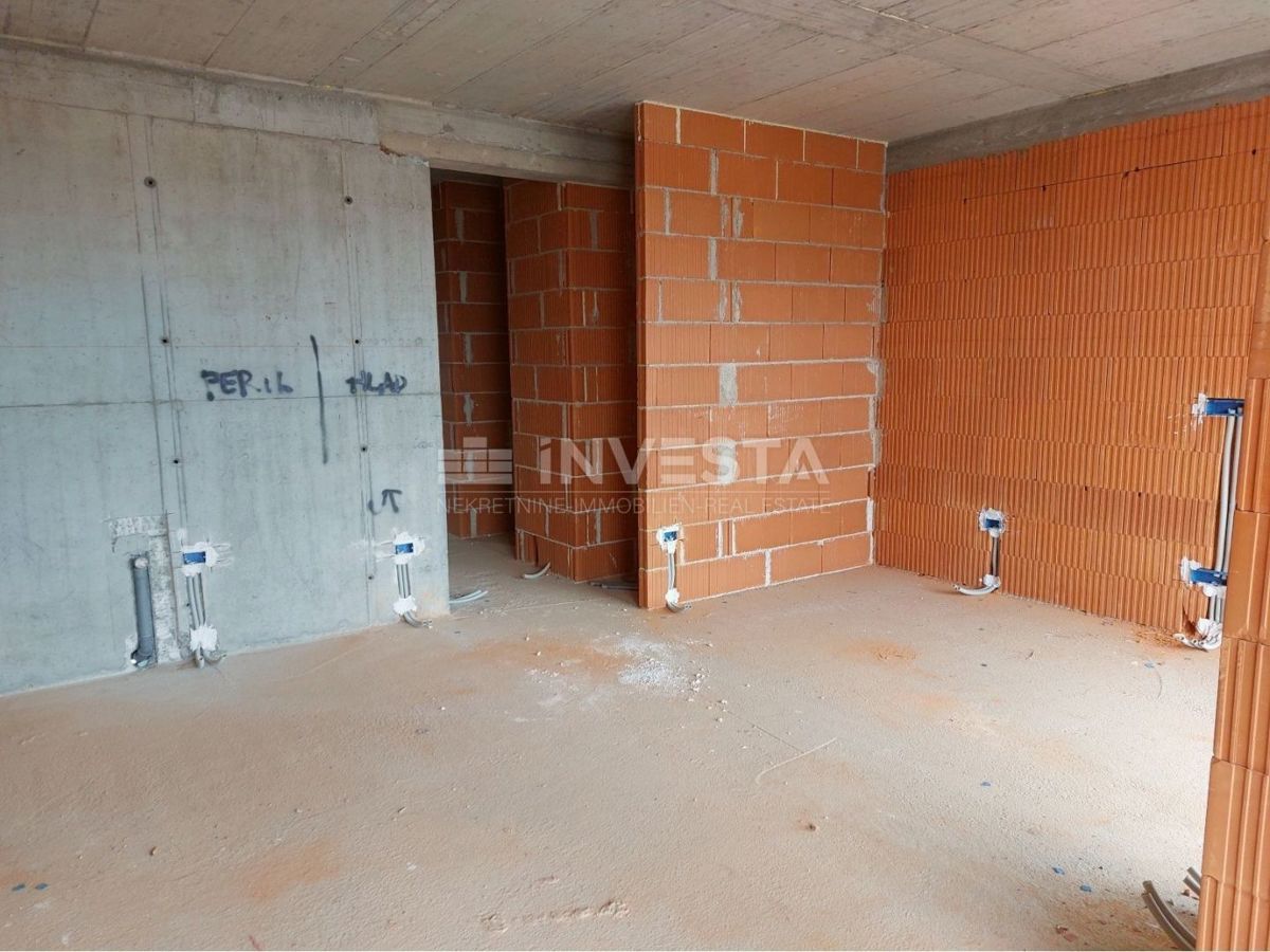 Poreč, prostorno stanovanje v 2. nadstropju novogradnje, 3 sobe