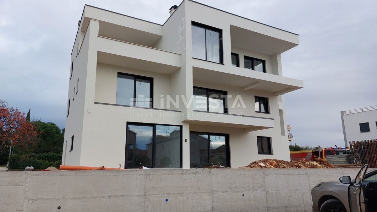 Poreč, prostorno stanovanje v 2. nadstropju novogradnje, 3 sobe