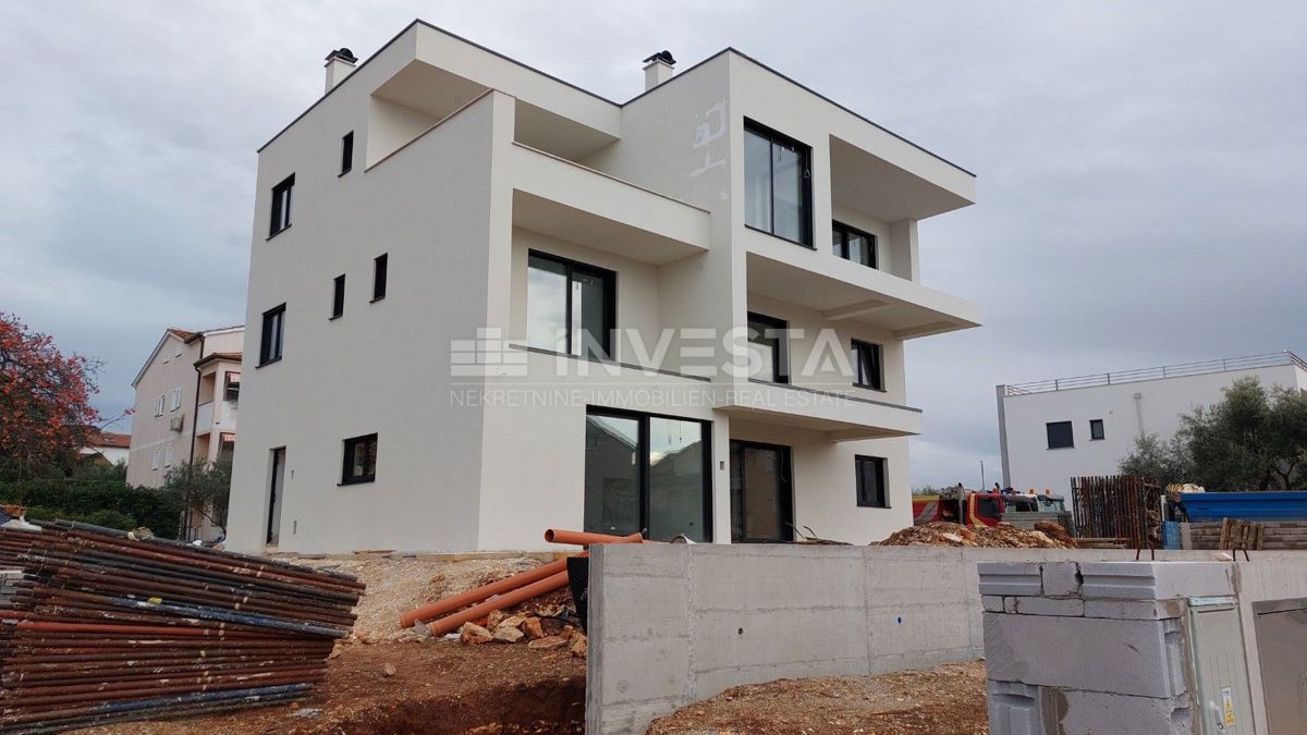 Poreč, prostorno stanovanje v 2. nadstropju novogradnje, 3 sobe
