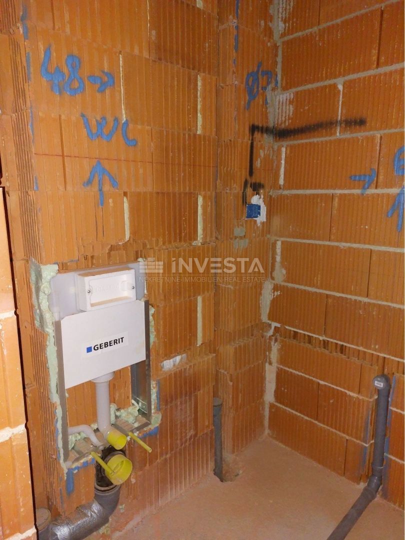 Poreč, prostorno stanovanje v 2. nadstropju novogradnje, 3 sobe