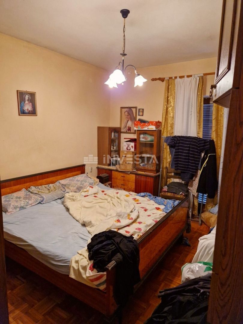 Pula, samostojna družinska hiša s 4 apartmaji in prostornim vrtom