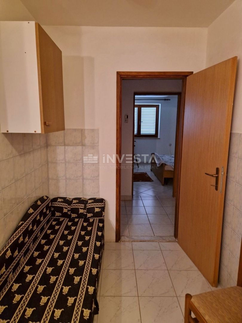 Pula, samostojna družinska hiša s 4 apartmaji in prostornim vrtom
