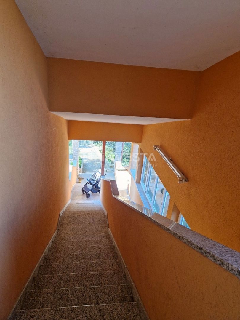 Pula, samostojna družinska hiša s 4 apartmaji in prostornim vrtom