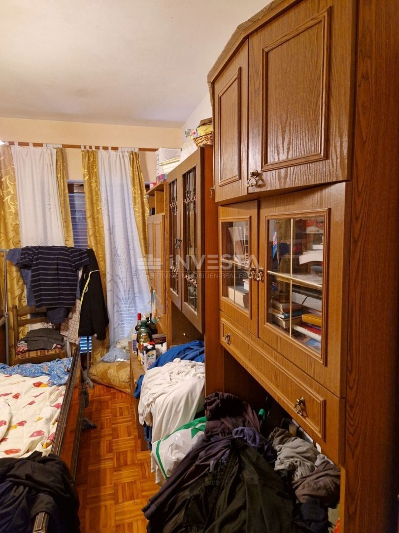 Pula, samostojna družinska hiša s 4 apartmaji in prostornim vrtom