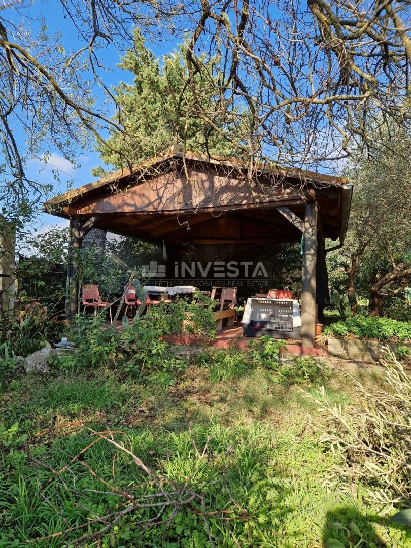 Pula, samostojna družinska hiša s 4 apartmaji in prostornim vrtom