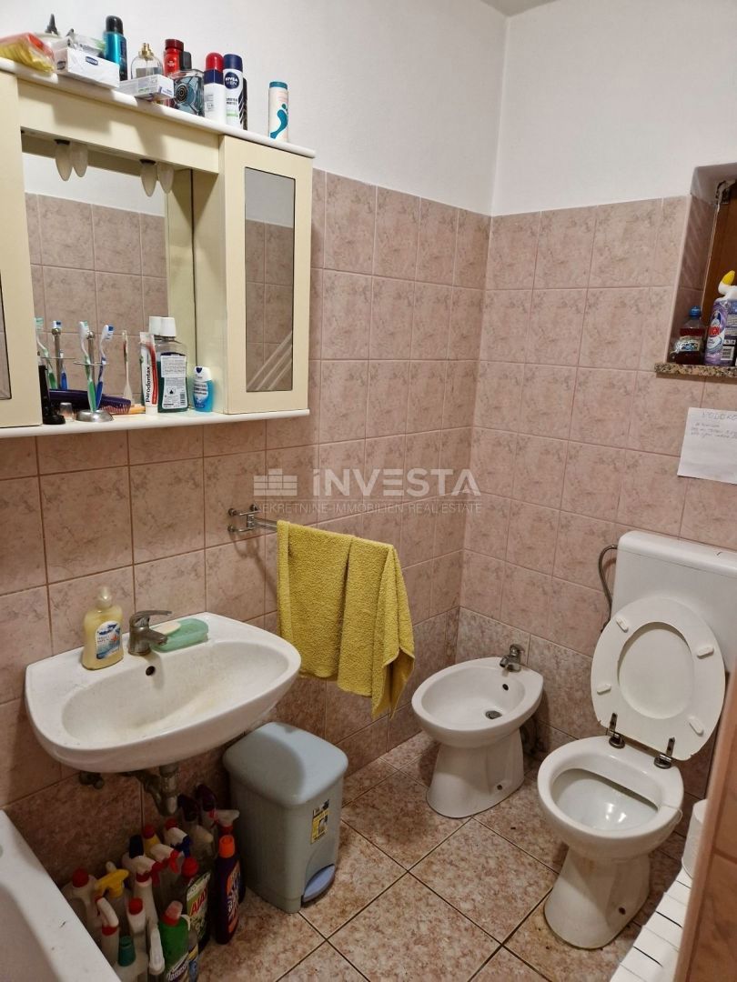 Pula, samostojna družinska hiša s 4 apartmaji in prostornim vrtom