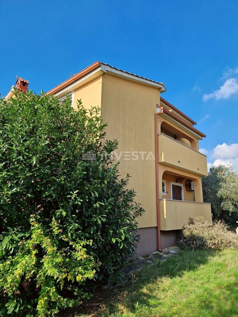 Pula, samostojna družinska hiša s 4 apartmaji in prostornim vrtom