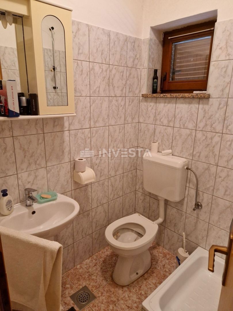 Pula, samostojna družinska hiša s 4 apartmaji in prostornim vrtom