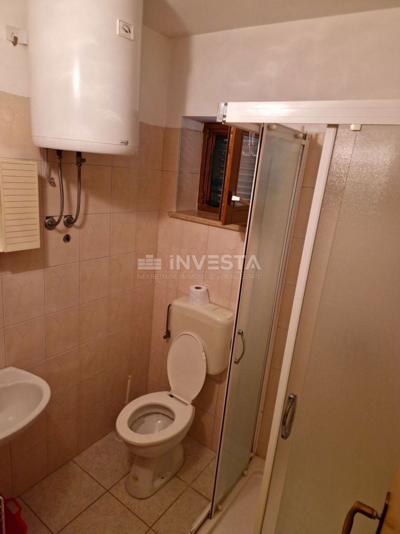 Pula, samostojna družinska hiša s 4 apartmaji in prostornim vrtom