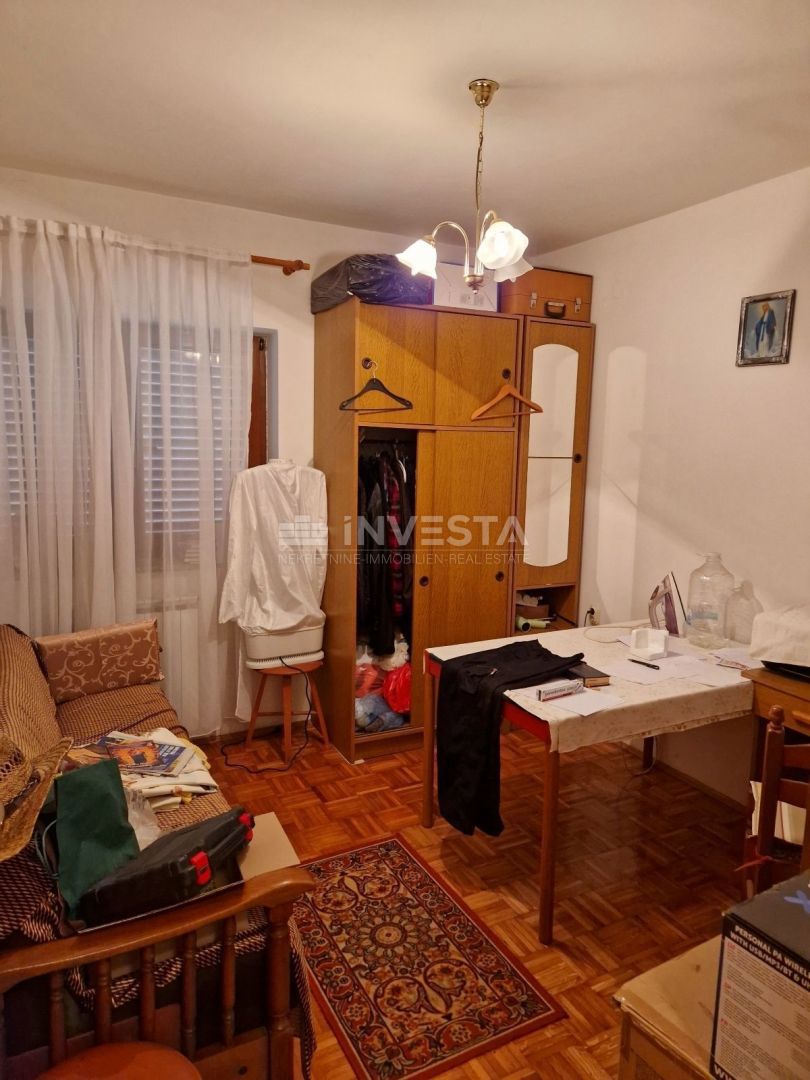 Pula, samostojna družinska hiša s 4 apartmaji in prostornim vrtom