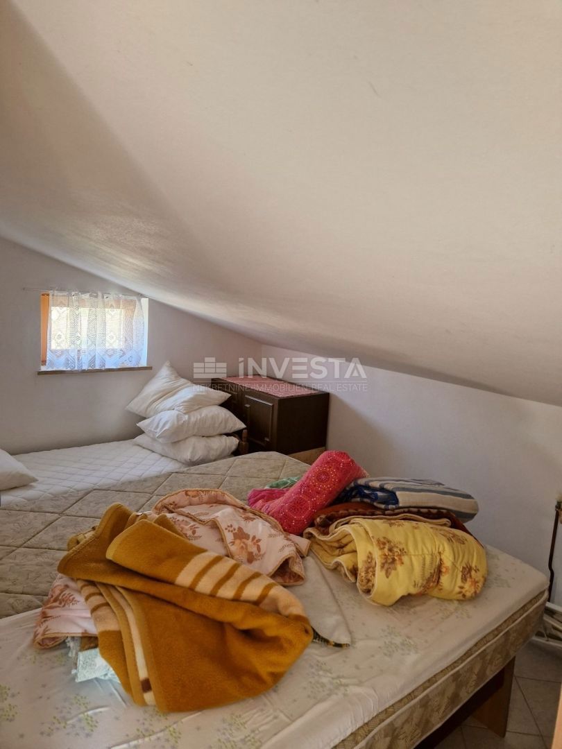 Pula, samostojna družinska hiša s 4 apartmaji in prostornim vrtom