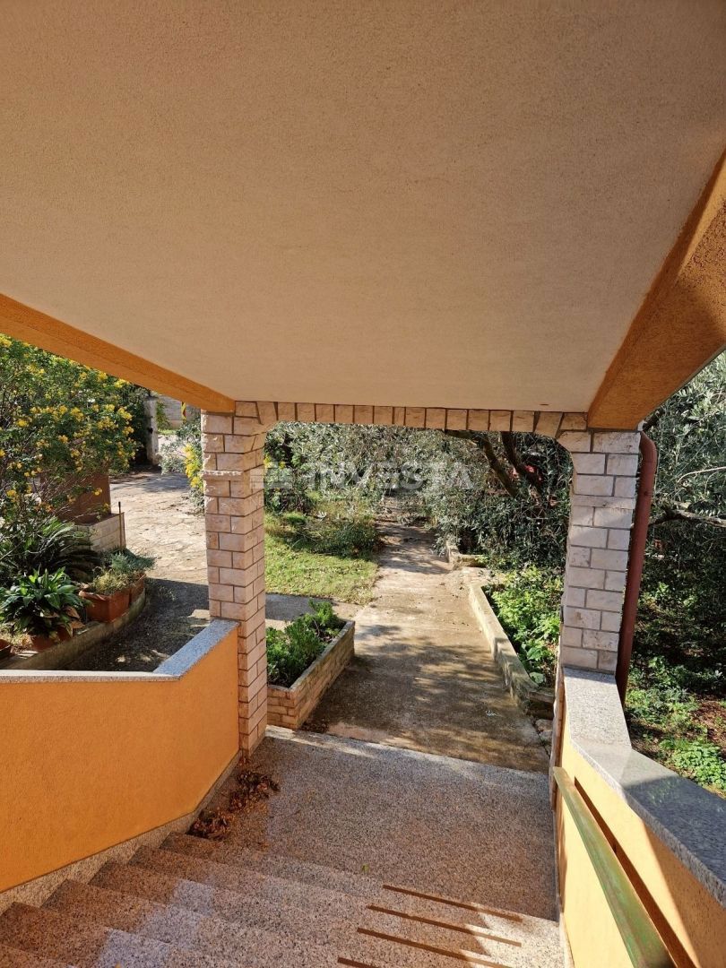 Pula, samostojna družinska hiša s 4 apartmaji in prostornim vrtom
