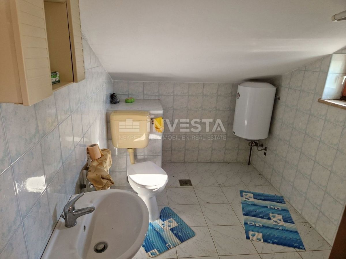 Pula, samostojna družinska hiša s 4 apartmaji in prostornim vrtom