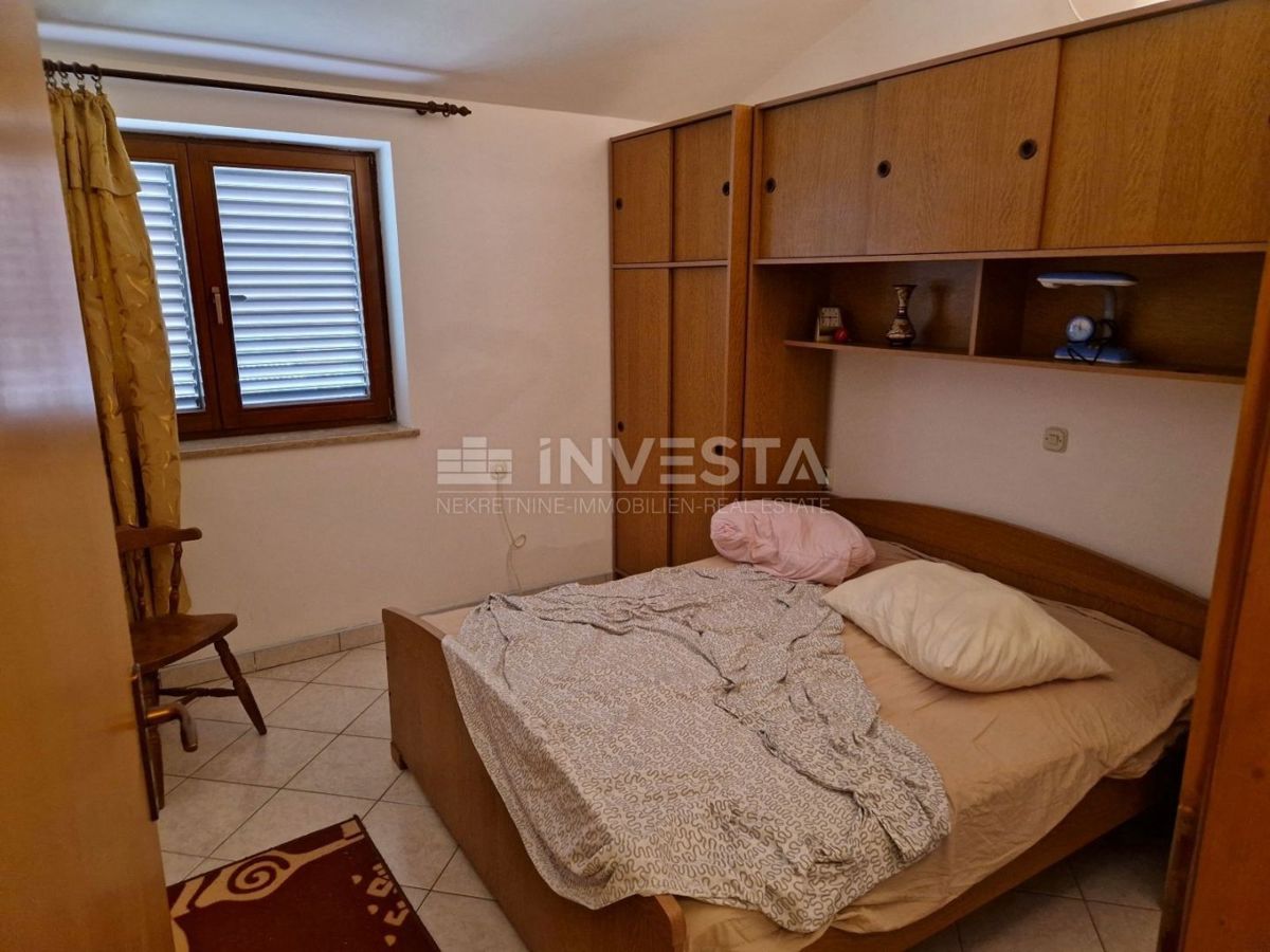 Pula, samostojna družinska hiša s 4 apartmaji in prostornim vrtom