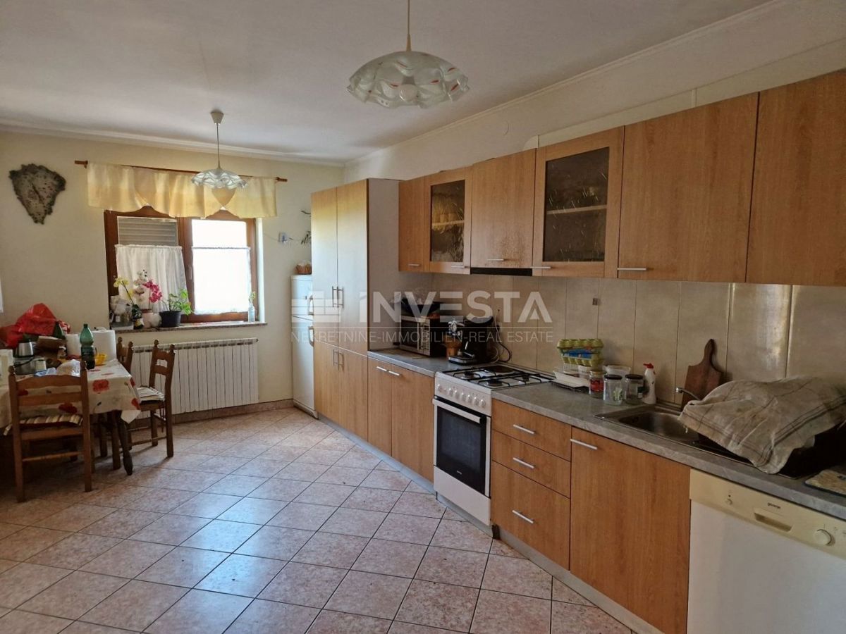 Pula, samostojna družinska hiša s 4 apartmaji in prostornim vrtom