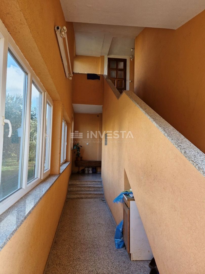 Pula, samostojna družinska hiša s 4 apartmaji in prostornim vrtom