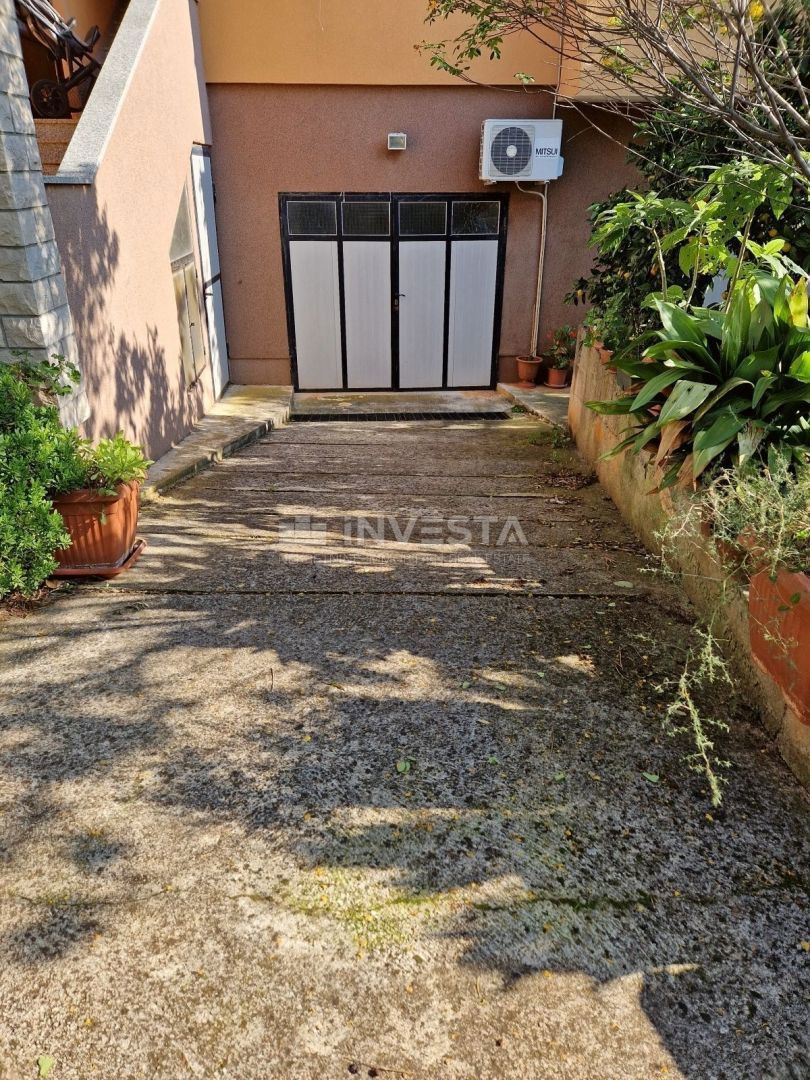Pula, samostojna družinska hiša s 4 apartmaji in prostornim vrtom