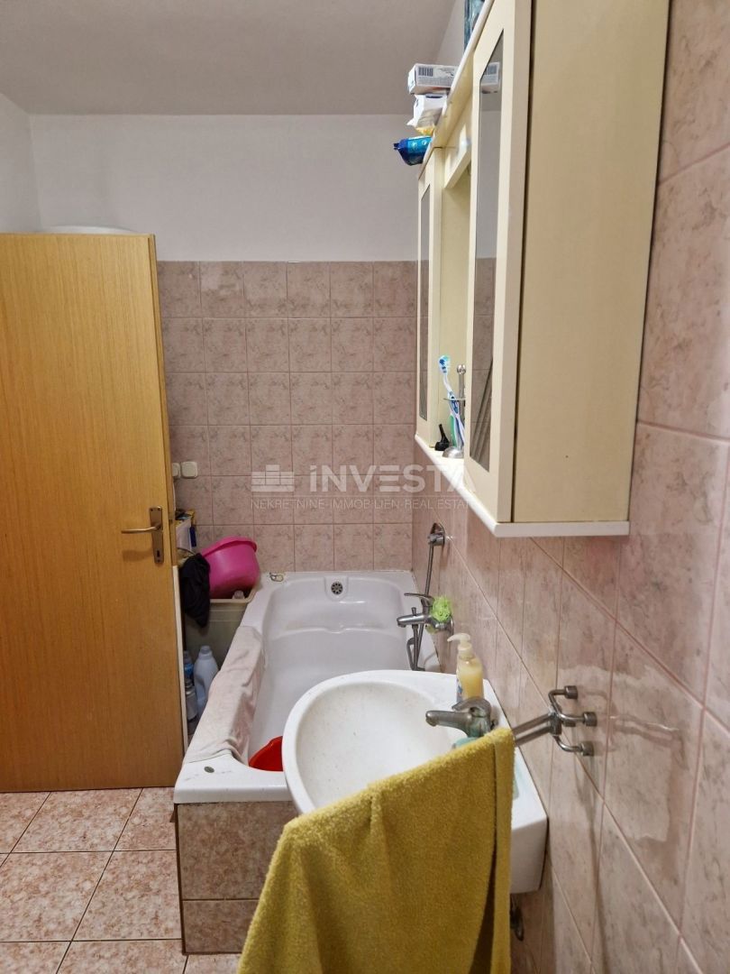 Pula, samostojna družinska hiša s 4 apartmaji in prostornim vrtom